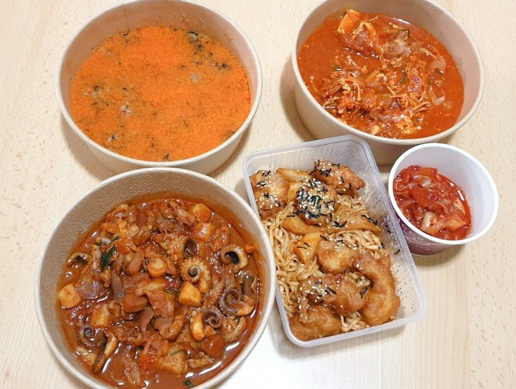ChubbyShiro's tweet photo. รีวิวผัดปลาหมึกแซ่บ🦑แบบ #Jjukkumi ที่ฮงแด กดสั่งGrabร้าน #Cheonman (ชอนมัน)บรรทัดทอง เป็นเซ็ทผัดมาให้พร้อมทาน618฿ ได้ปลาหมึกผัด+ข้าวผัดกินได้2คน
-สั่งเผ็ดน้อยแต่ก็เผ็ดนะ 
-ข้าวที่ผัดกับไข่กุ้งอร่อยเหมือนที่เกาหลีเลย 
-แต่ได้ปลาหมึกกับหมูผัดเผ็ดน้อยไปอ่า(1) #อร่อยไปเเดก https://t.co/3rOcCzXwTd