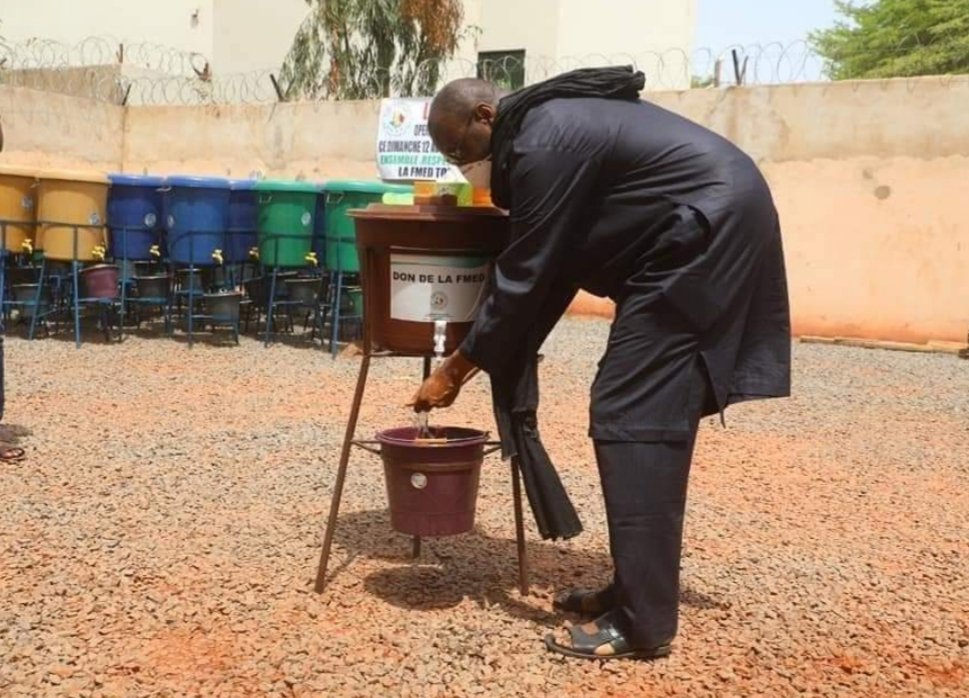 MichelSidibe's tweet photo. Merci à l'ex PM Moussa Mara, guéri de COVID-19, pour sa reconnaissance au personnel de Santé qui, "malgré les conditions très difficiles de travail, s’emploie à accompagner utilement tous les citoyens de notre pays confrontés à ce mal".
Prompt rétablissement à tous les malades ! https://t.co/UuOyqud5El