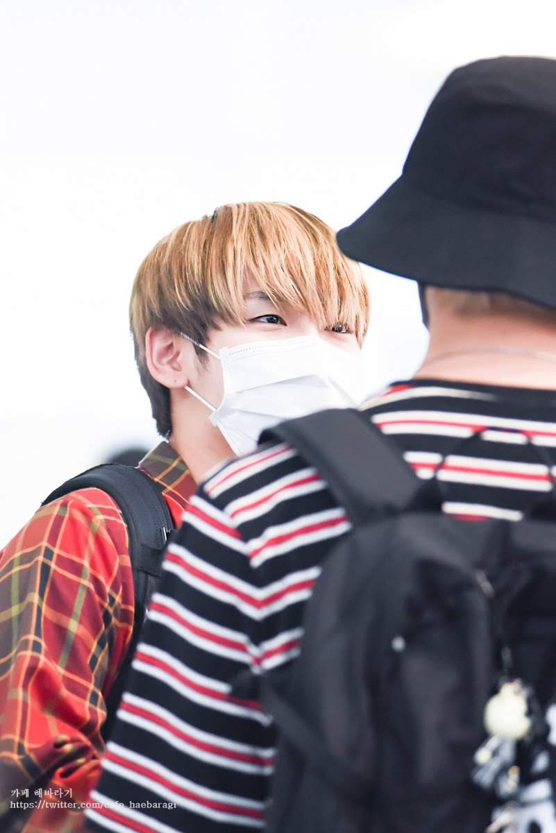 703x110's tweet photo. 그때 그 공항 🍇🍓 https://t.co/I3gH8Uwmw8