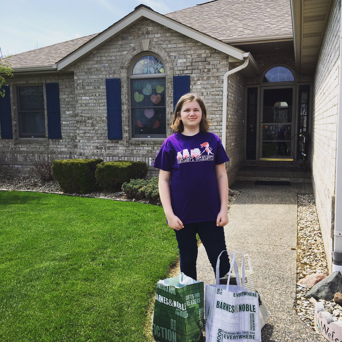 johnsonlisa8's tweet photo. During the pandemic we have not been able to deliver books to hospitals, shelters, and ambulances.  But we HAVE delivered meals to first responders and dropped off books to a 4 year old girl with cancer. #taeganstreasures https://t.co/oOTxTAqbOK