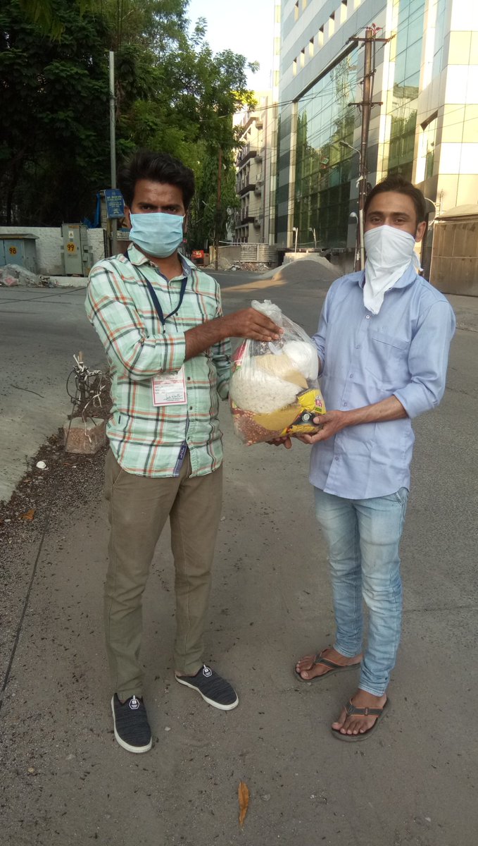 Tahsildar_khbd's tweet photo. VRO handed over groceries and rice to Alam as per instructions of Tahsildar Kairatabad , your complaint resolved @AadilHasanAdv1 , @Collector_HYD @KTRTRS https://t.co/C599y9UV6p