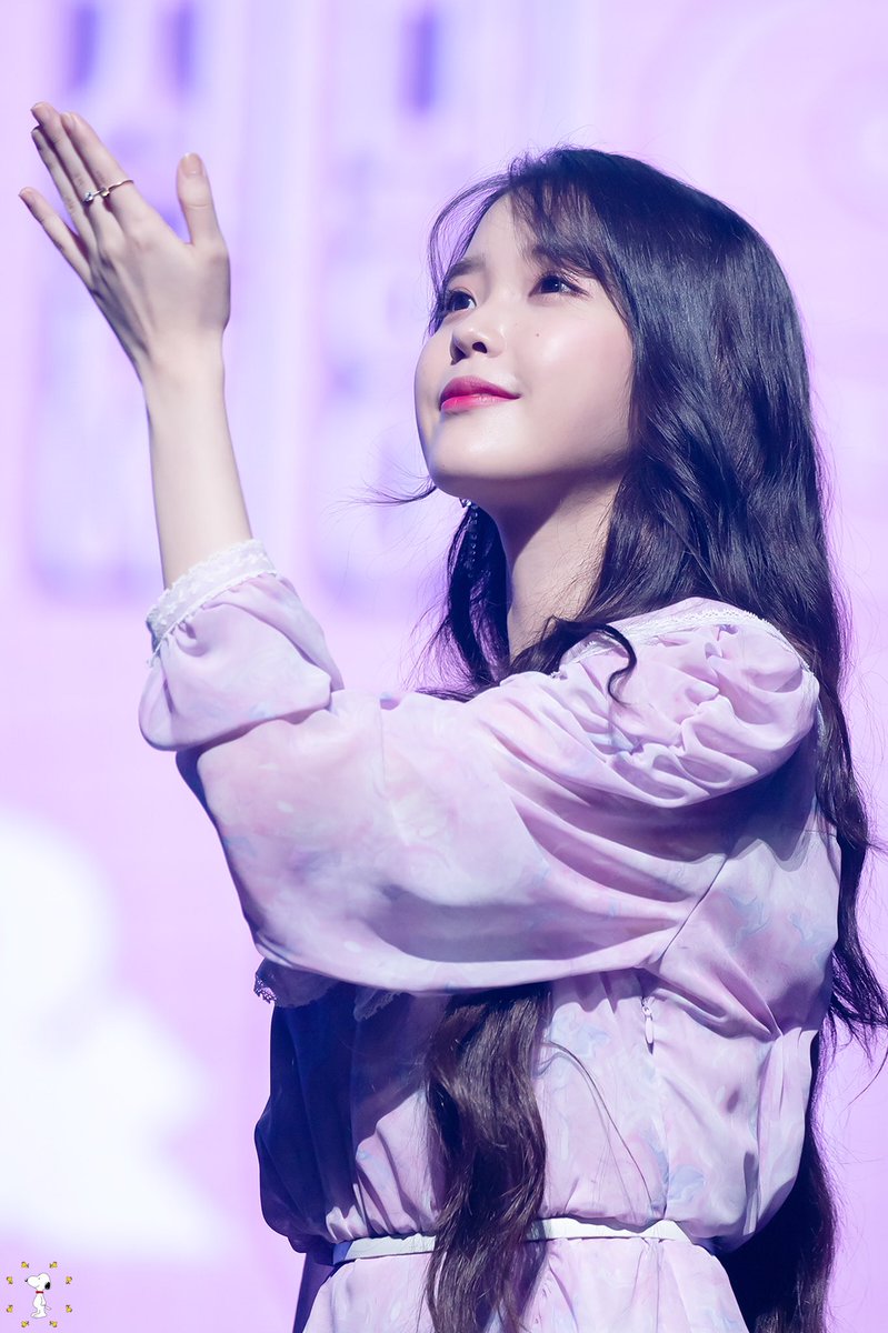 iu_snoopy's tweet photo. 자야하는데 참는중...😪 https://t.co/GEgRqQkgon