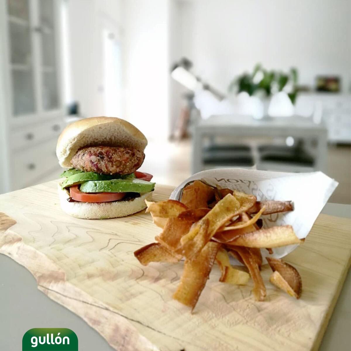 Gullon_ES's tweet photo. Hamburguesa de lentejas con chips de yuca 🍔
 
Te enseñamos a preparar unas hamburguesas con lentejas y chips de yuca 🍔🍠

¡Es la idea perfecta para que los niños coman legumbres de manera divertida! 🧒👦

Una estupenda idea para introducirte de lleno en la cocina vegetariana 👩‍🍳 https://t.co/TsHGKUyG4H