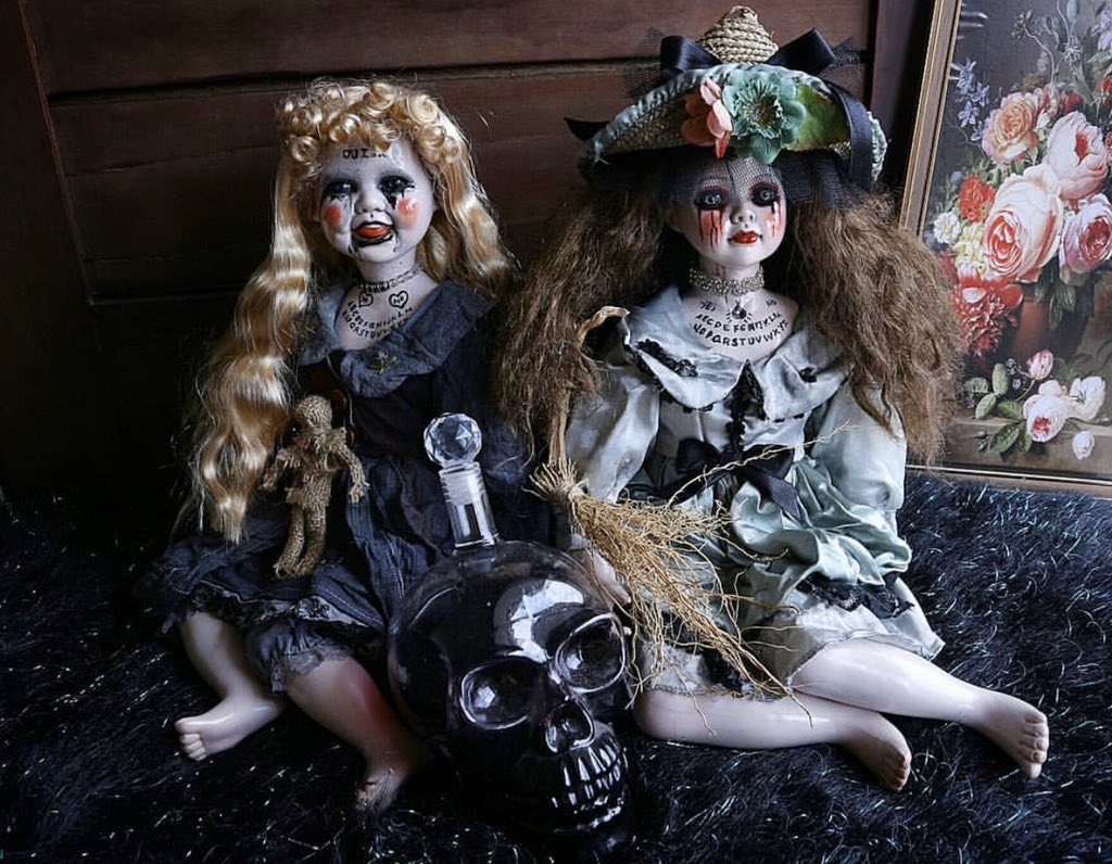 The sisters. Beli 2 babies ini buat temenin Annabelle dirumah. Niatnya 1 doang tapi kok ga tega sama julukan "The Sisters" :' angkut 22nya! Cakep banget!!!