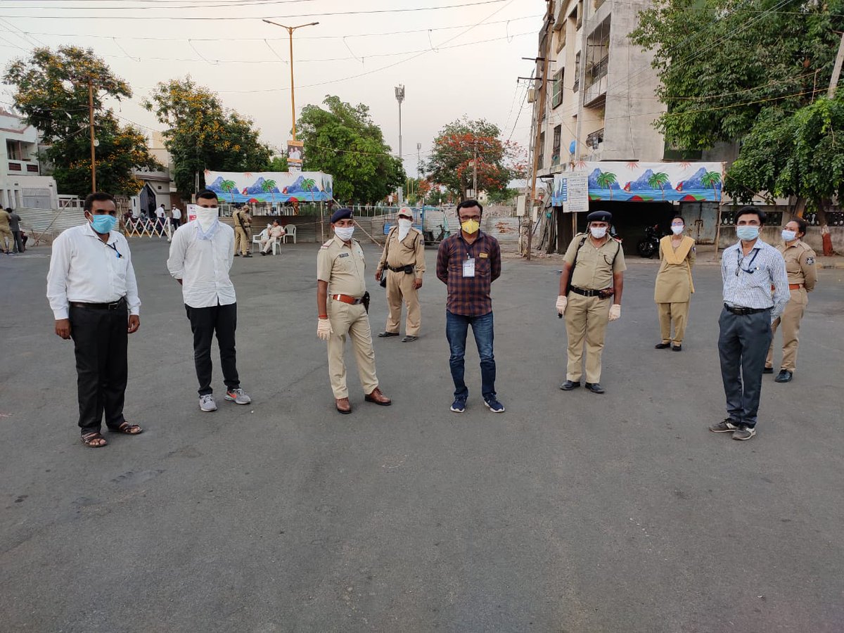 SAGARAHIR19's tweet photo. રાજકોટના કોરોનાગ્રસ્ત અતિગંભીર વિસ્તાર જંગલેશ્વરમાં રાત-દિવસ ફરજ બજાવતા મહેસૂલી તલાટીઓને તથા પોલીસ કર્મચારીઓ. @CollectorRjt @SDMRajkotCity2 @GujaratPolice @CP_RajkotCity @RuralRajkot @CMOGuj @vijayrupanibjp @kaushikpatelbjp @Nitinbhai_Patel @manish_gidhwani  @pkumarias @PMOIndia https://t.co/PMo4kJ3vqO