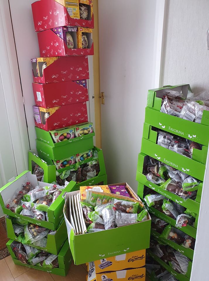 BusheyPromo's tweet image. With thanks to @Gratitude all of these chocolates are being collected byDenise Cooper and are heading to the staff at @JewishCare Lady Sarah Cohen House #BeingAnAndy