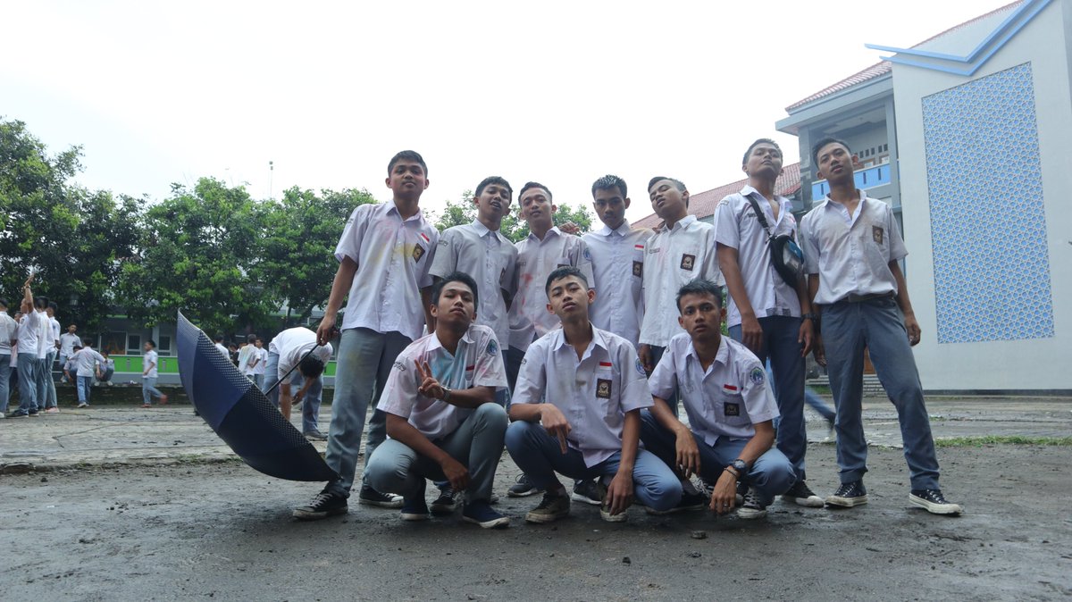 agusfjrs's tweet photo. Sekolah 3th direwangi sinau, ulangan, ngapalke rumus", mujahadah, turu-turu, jebul luluse #LulusJalurCorona y ws lah Alhamdulillah tnan, ancen rejekine wong kakean tirakat ;P
#semarang an
#SantriGayeng https://t.co/rzKsJog89A