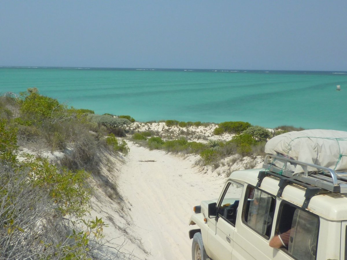 Étape 14 : Morombe - AndavadoakaLa piste est un peu plus chiante à cette étape, beaucoup d& #39;enlisement que du sable partout.Les paysages sont par contre magnifique!Évitez le volant du 4x4 laisser le chauffeur guide faire son taf.
