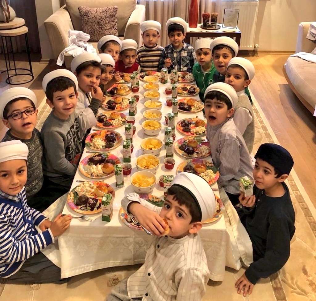 "Bizi toprağa gömdüler
Fakat tohum olduğumuzu bilmiyorlardı" demişti Aliya İzzetbegoviç

Tohumlar filiz veriyor elhamdülillah...