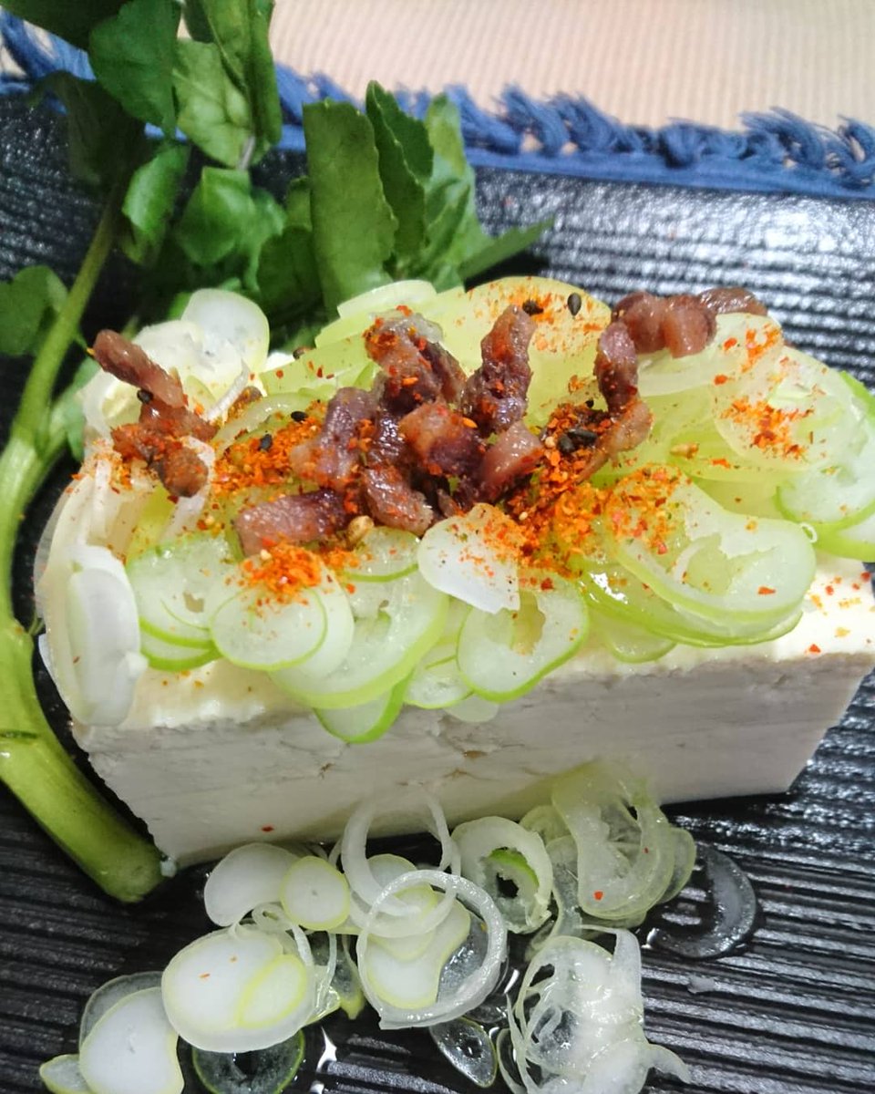 zpa28ma55ma1's tweet image. 🌃🍴Today,s homemade night snack【Chilled tofu with topping anchovy &amp;amp; green onion soup】今日の手作り夜食【アンチョビをトッピングした冷奴と長ネギの吸い物】#homemadesnack #nightsnack #夜食 #相原将人 #AiharaMasato #chilledtofu #Anchovy #冷奴 #アンチョビ #長ネギ #greenonionsoup #吸物