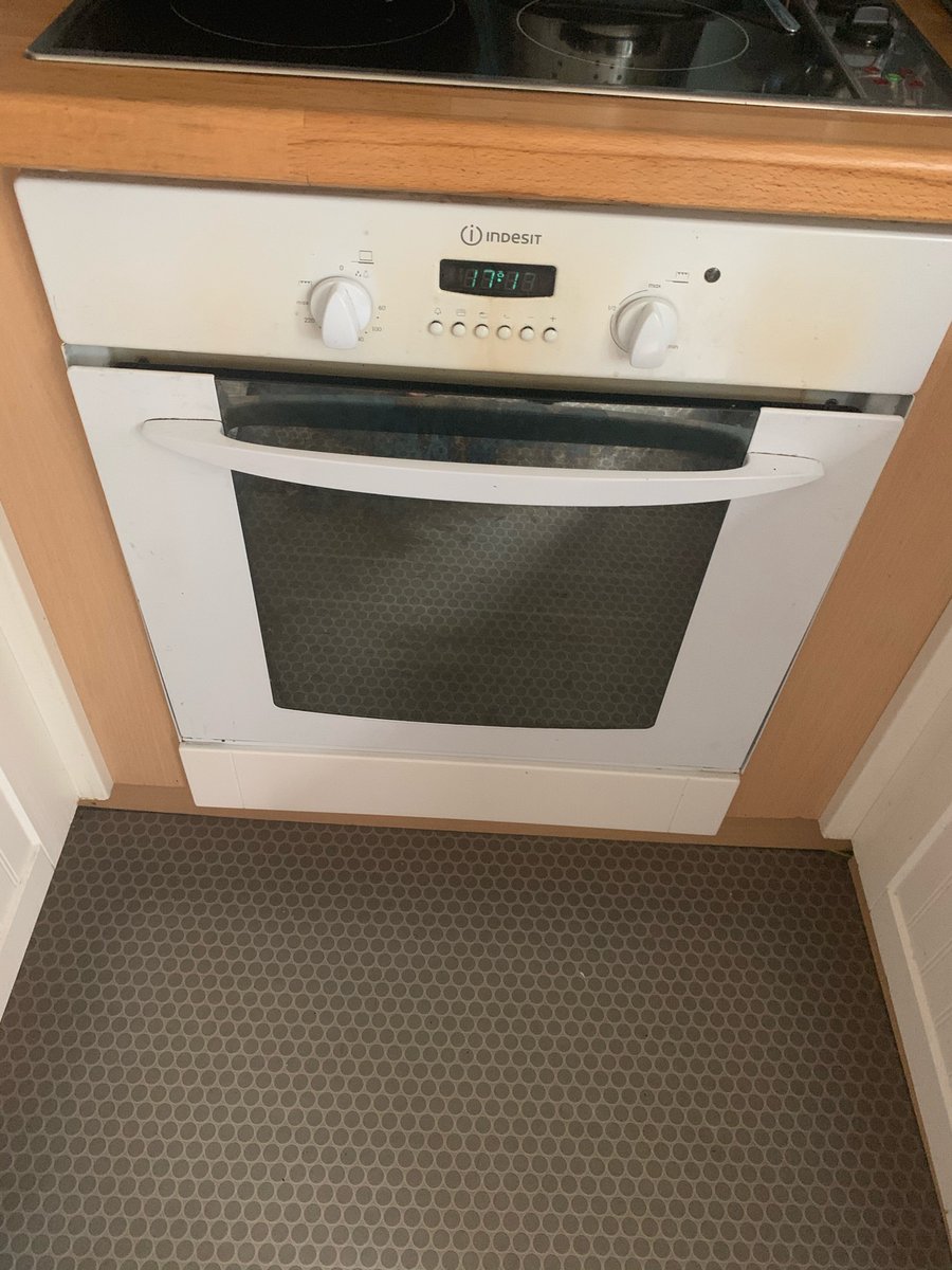 vsatkins's tweet photo. @indesituk i can not find the model number anywhere on my old oven !!! can you please look in your archives and pass on to me so i can buy new parts ?  see image many thanks https://t.co/eA4bmSXLPw