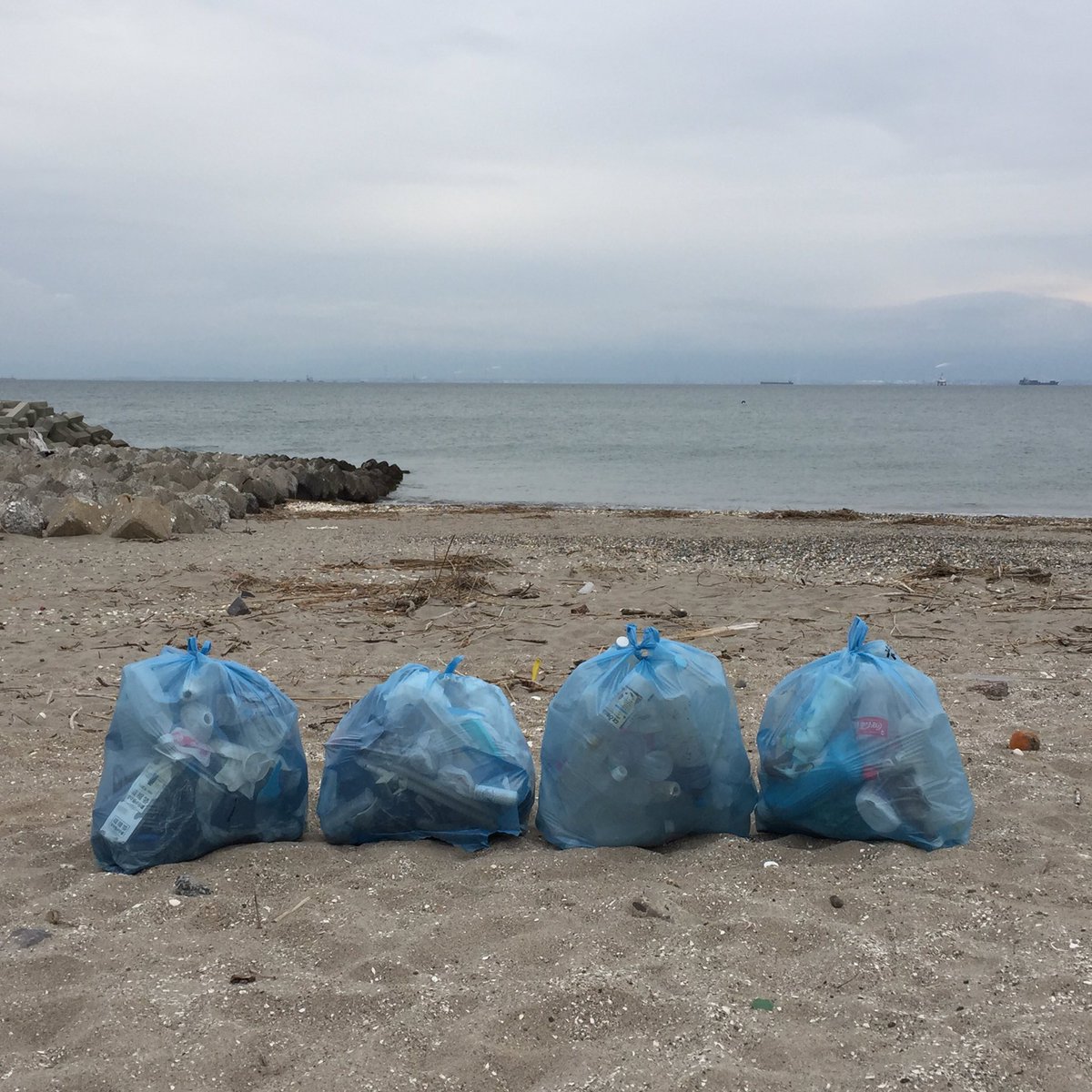 SDGsderam_team's tweet photo. 近くの海岸にて。

リサイクルの問題とか、処理の問題とか色々あるけど
とりあえず、拾おうと思った所存です。

1時��でこんなに集まってびっくりですが😳

貝殻拾ったり波の音聞いたり楽しかったです。 https://t.co/M7GlQeSq6Y