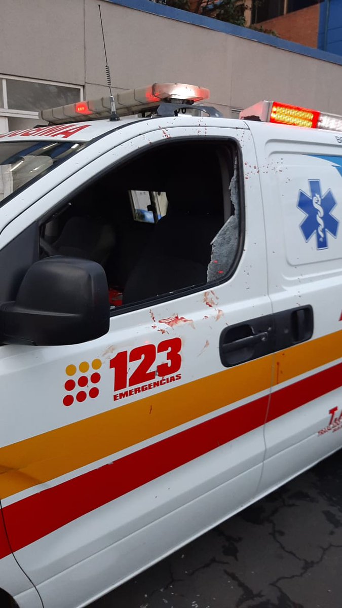 Telomerasa0406's tweet photo. @FiscaliaCol @PoliciaColombia @PGN_COL @CGR_Colombia 
Porqué atacan a mis colegas, a auxiliares de enfermería y paramédicos? Hoy a las 5:30 am, en Kennedy, atacaron una ambulancia del CRUE. Por Dios Santo: UNA AMBULANCIA. Su única función es transportar enfermos. https://t.co/b15kflDo78