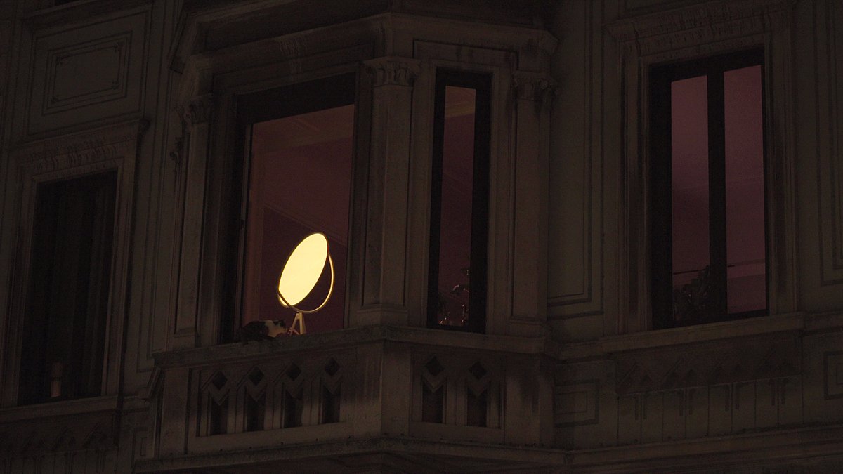INTERNIMagazine's tweet photo. Basta poco: una #lampada (@FlosWorldwide) e il #codiceMorse (forma di comunicazione digitale ante litteram). La ‘magica’ e ludica interpretazione di #SophieUsunier è un invito aperto a chiunque a prendere parte a una conversazione #TalkingToTheUniverse https://t.co/ChGULEQ1u9 https://t.co/PqeLwI9C9Z