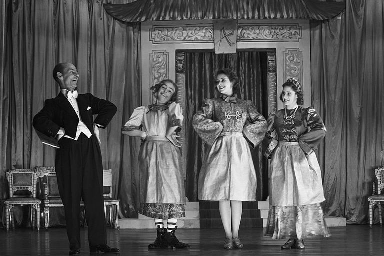 JaneDismore's tweet photo. Hubert Tannar was producer of the royal Xmas shows in #WW2 which began w/ small concert &amp; led to pantos.  Here he rehearses Aladdin, 1943. Princess Eliz (centre) is Aladdin, Margaret is Princess Roxana. More: #PRINCESS @ThistleBooks #RoyalFamily #TheQueen #Royals #History https://t.co/0hZlNTdQvr