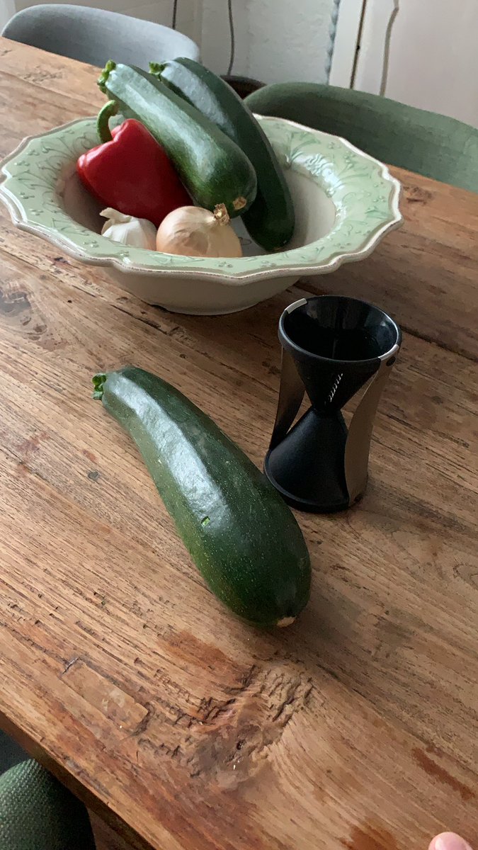 🎉 Eindelijk snap ik waar deze keukentool voor is .... #courgetti snijden !  #vooralleseen1ekeer 💪🤪