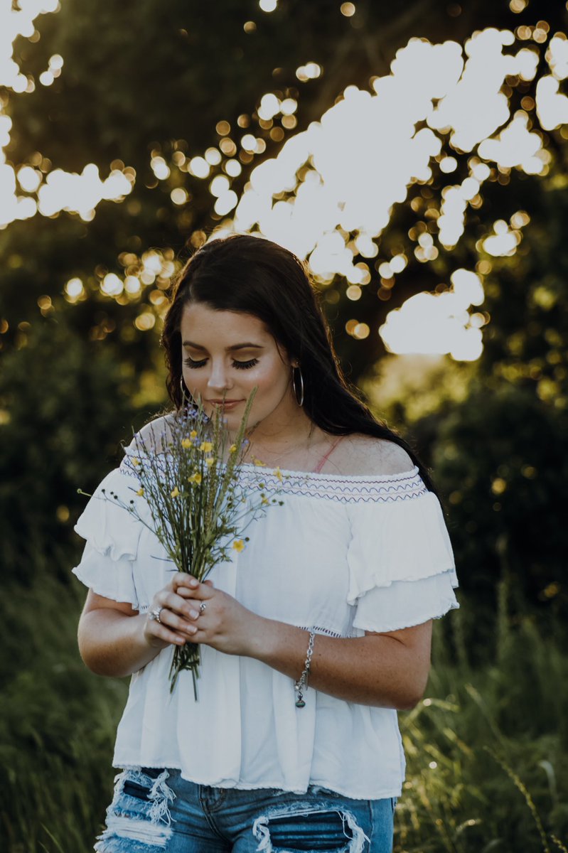 SamWatsonPhoto's tweet photo. Senior Sunday ✨

A huge CONGRATULATIONS to all of the 2020 Seniors! 
I hope all of your dreams come true💕 https://t.co/12ib0LBCv1