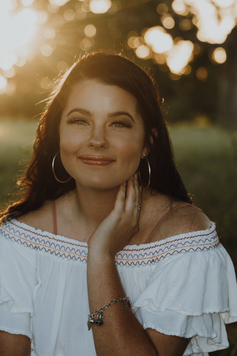 SamWatsonPhoto's tweet photo. Senior Sunday ✨

A huge CONGRATULATIONS to all of the 2020 Seniors! 
I hope all of your dreams come true💕 https://t.co/12ib0LBCv1