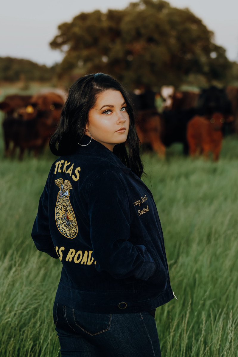 SamWatsonPhoto's tweet photo. Senior Sunday ✨

A huge CONGRATULATIONS to all of the 2020 Seniors! 
I hope all of your dreams come true💕 https://t.co/12ib0LBCv1