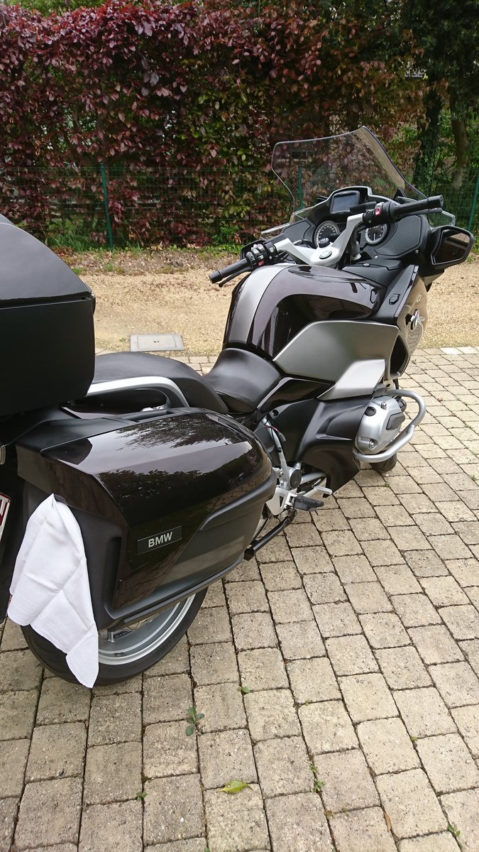 mrcgrgr's tweet photo. #MOTARDS vanaf mei mogen wij weer touren in België. Een warme oproep, bevestig een wit vlagje aan de motor uit Solidariteit en Respect voor de zorgsector als inzet voor #COVID-19. Ride safe, KEEP DISTANCE! #MakeLiveAride #BMWMotorrad
 time to unlock the #R1200RT https://t.co/QWy4brMYVO