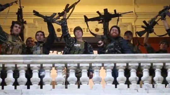 SirenesFR's tweet image. 🇺🇸 FLASH - Des citoyens armés de #fusils d’assaut ont envahi le #Capitole de l’état du #Michigan. Leur but est de faire pression sur la gouverneure de l’état, pour qu’elle mette fin au #confinement.