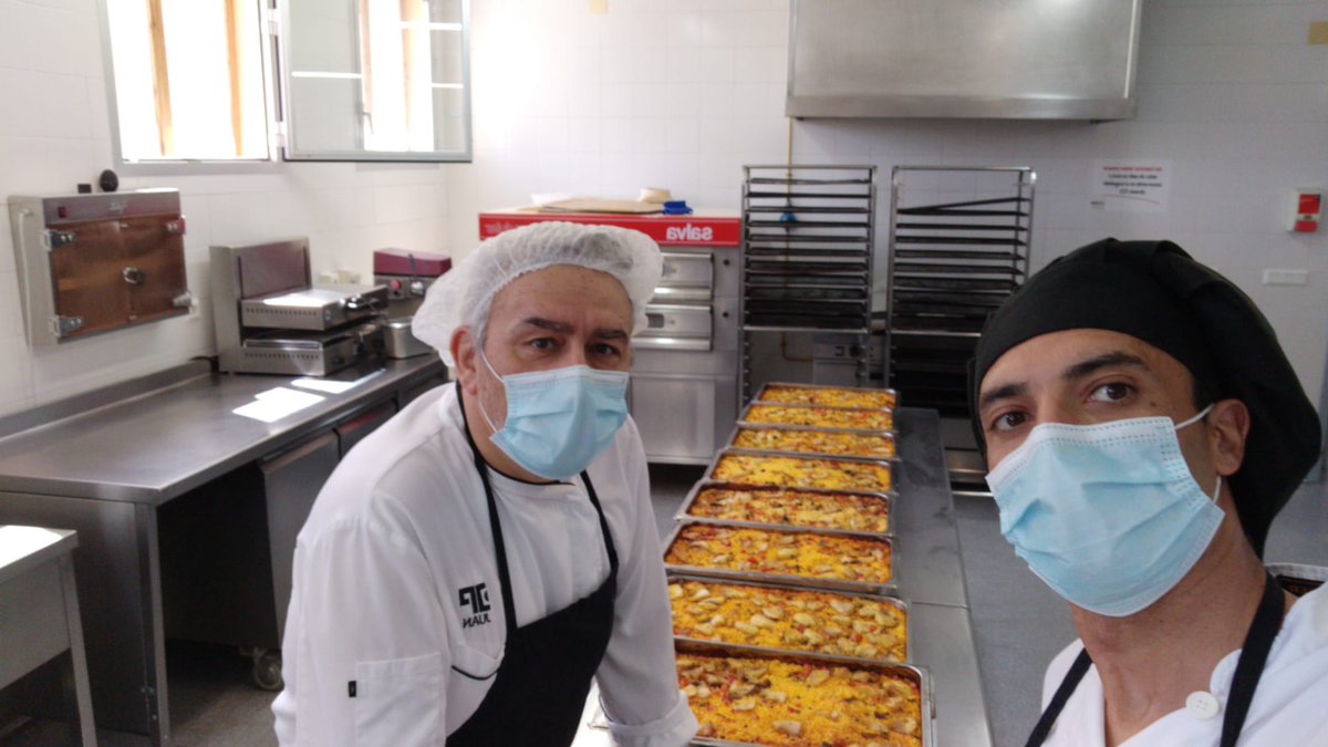 HotelDonPancho's tweet photo. Este fin de semana nuestros Chefs han sido voluntarios para cocinar y dar de comer a los más necesitados. Otra iniciativa increíble de @AlicanteGastro1 junto con el @centredeturisme  de Benidorm de la que teníamos que formar parte❤️ #HotelDonPancho #AGSolidaria #todovaasalirbien https://t.co/HuBFMMkuPb
