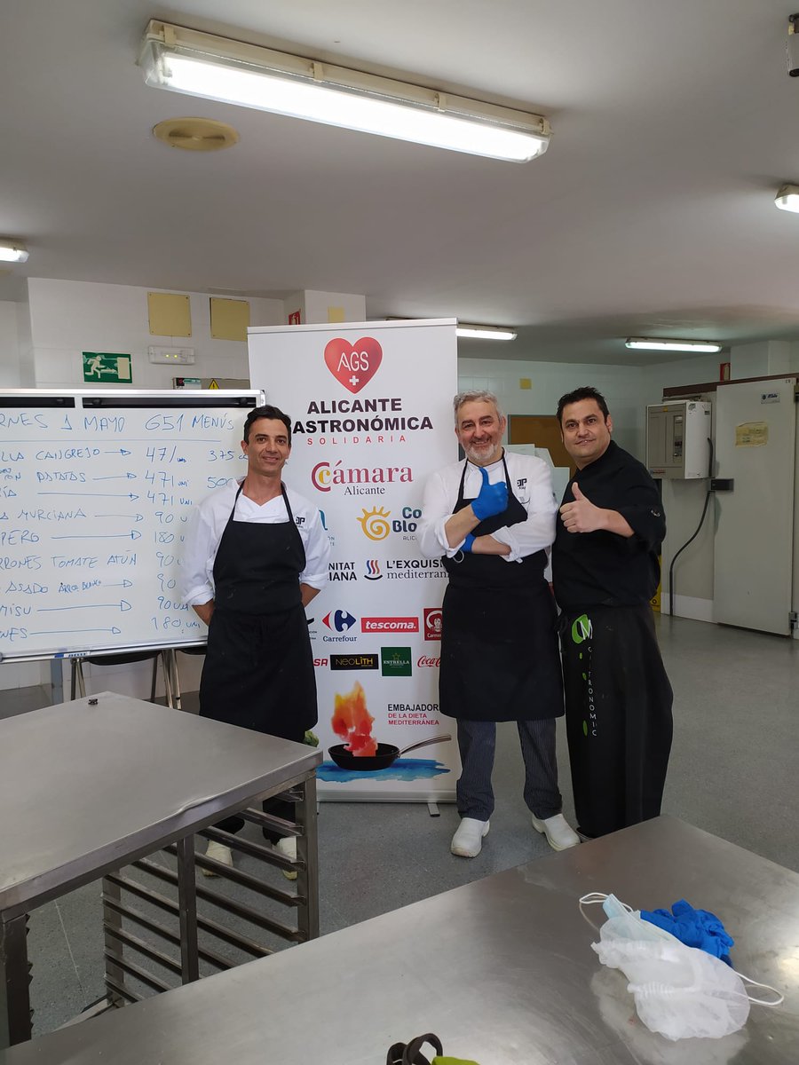 HotelDonPancho's tweet photo. Este fin de semana nuestros Chefs han sido voluntarios para cocinar y dar de comer a los más necesitados. Otra iniciativa increíble de @AlicanteGastro1 junto con el @centredeturisme  de Benidorm de la que teníamos que formar parte❤️ #HotelDonPancho #AGSolidaria #todovaasalirbien https://t.co/HuBFMMkuPb