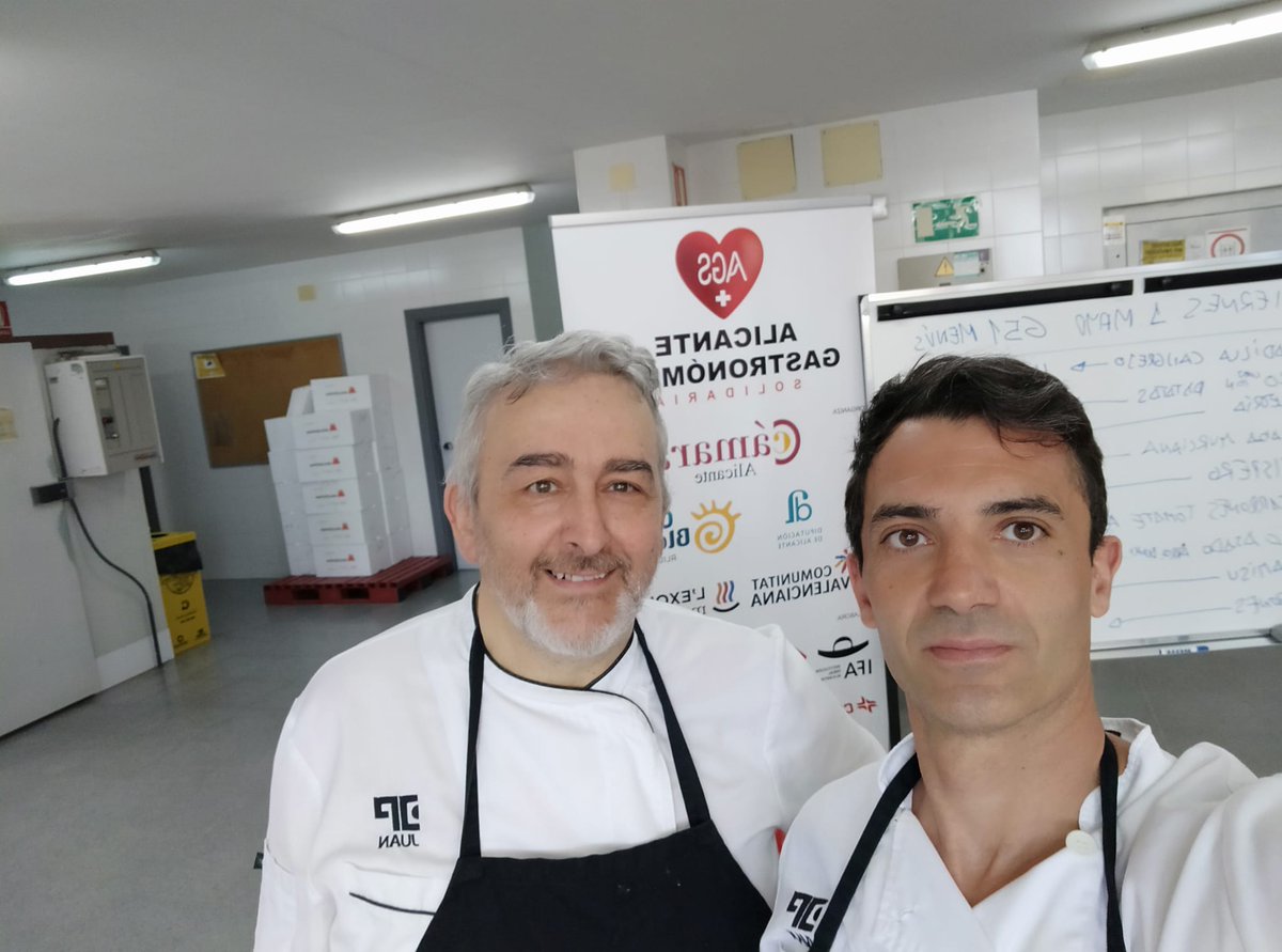 HotelDonPancho's tweet photo. Este fin de semana nuestros Chefs han sido voluntarios para cocinar y dar de comer a los más necesitados. Otra iniciativa increíble de @AlicanteGastro1 junto con el @centredeturisme  de Benidorm de la que teníamos que formar parte❤️ #HotelDonPancho #AGSolidaria #todovaasalirbien https://t.co/HuBFMMkuPb