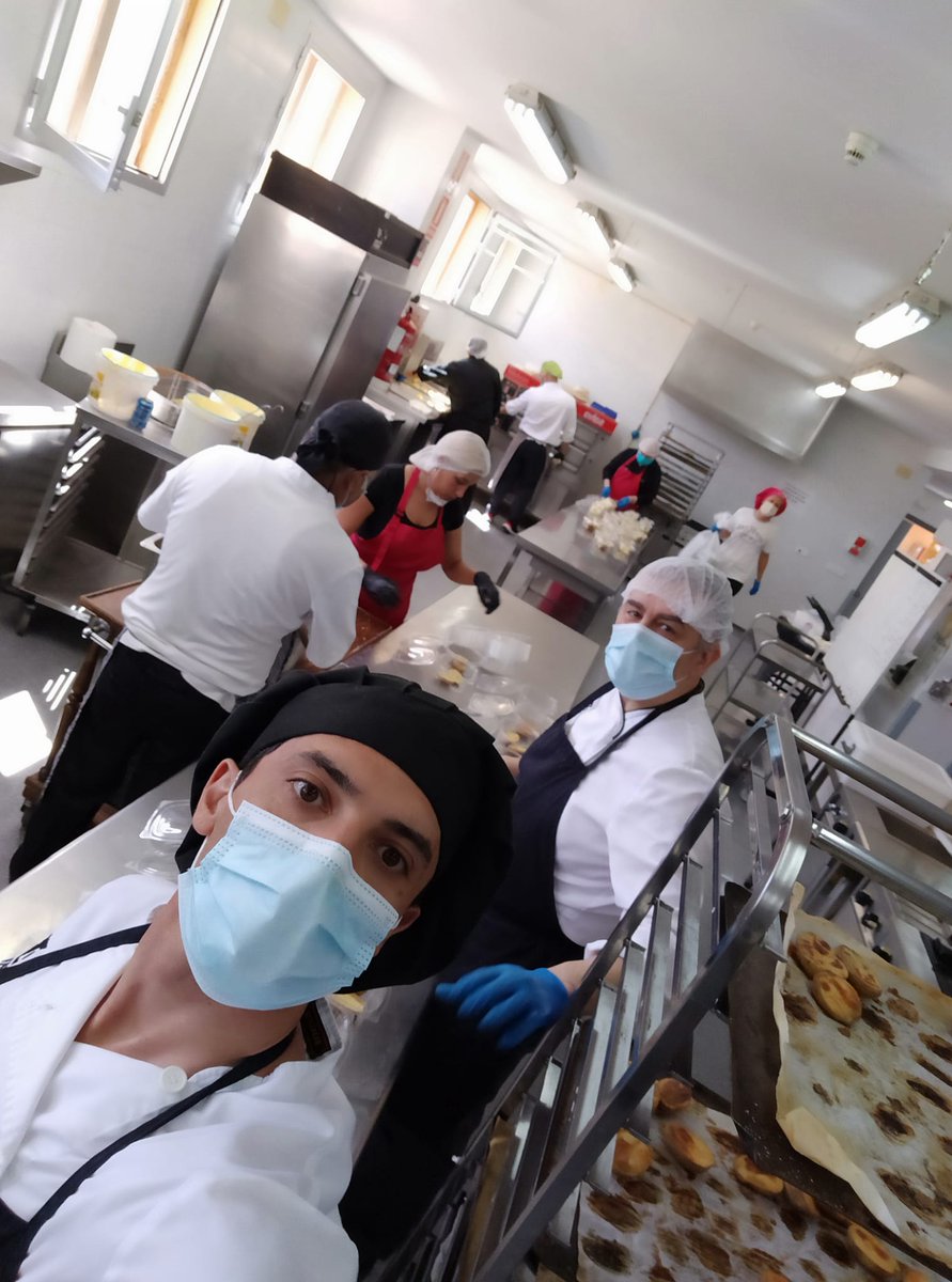 HotelDonPancho's tweet photo. Este fin de semana nuestros Chefs han sido voluntarios para cocinar y dar de comer a los más necesitados. Otra iniciativa increíble de @AlicanteGastro1 junto con el @centredeturisme  de Benidorm de la que teníamos que formar parte❤️ #HotelDonPancho #AGSolidaria #todovaasalirbien https://t.co/HuBFMMkuPb