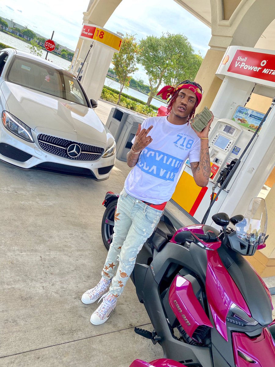 SosaGeek's tweet photo. 2k 3k I SPEND THAT ON MY FASHION 💫 NEW AMIRIS BET YA BOYFRIEND AINT EVEN GOT THESE #MOVIE #VIRAL 💫💫💫💫💫 https://t.co/qymttKBkxp