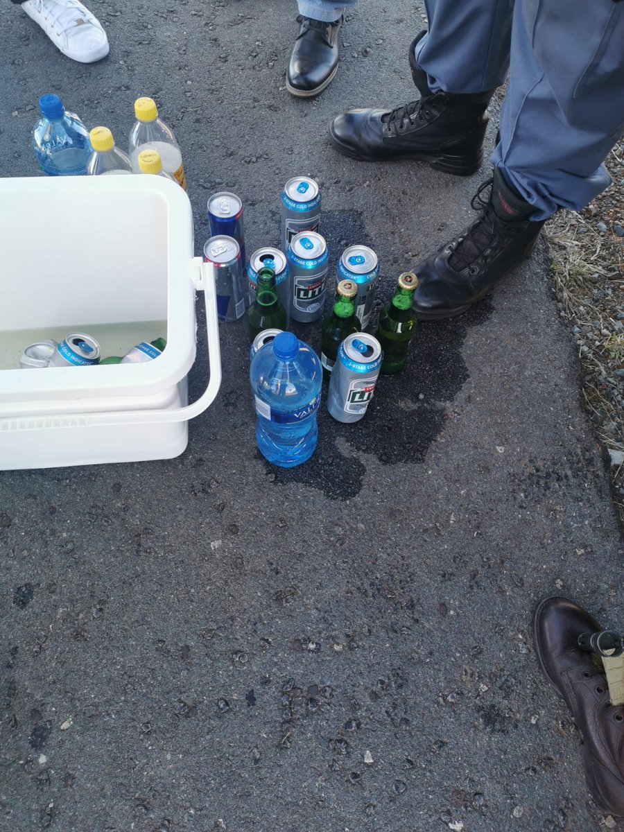 SANDF official has been caught on the N3 Freeway with alcohol in his boot while driving a vehicle with blue light and in full uniform. <a href="/GautengTreasury/">Gauteng Treasury</a> MEC <a href="/NkomoNomantu/">Nomantu Nkomo Ralehoko</a> has witnessed the incident. The law will take its course without fear or favour. #GautengCOVID19