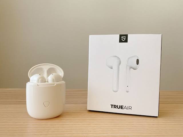 ochanchan658's tweet photo. #使ってみた感想

#SOUNDPEATS
#TRUEAIR

某リンゴ製品の奴っぽく見えるけど、1/3位の値段で安く買える。

着け心地・音質はそれなりに良いので、ながら聴きとか仕事の合間とかに聴くには十分だと思う。

操作はタッチセンサー式で、認識してくれない事があって誤操作しやすい。かも。 https://t.co/jChu3tSqwb
