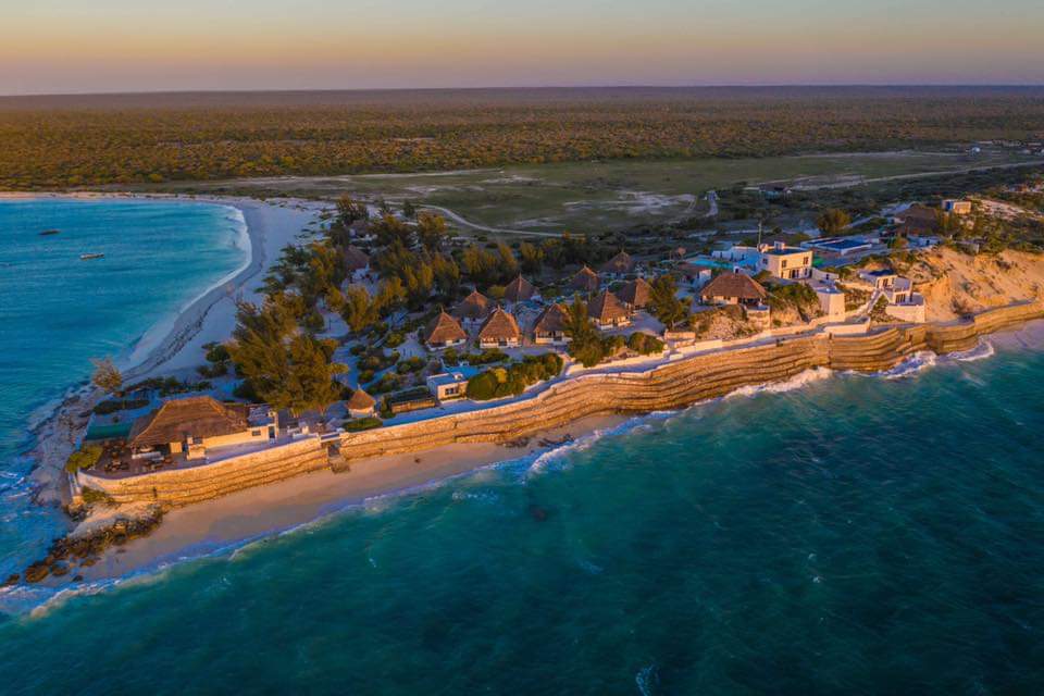 Étape 17 Salary bayL& #39;une des plus belles plages de la côte ouest de Madagascar.Sable blanc et mer turquoise.Activités : Balade en mer, observations des baleines, buggy, quad ...Hôtel conseillé : Salary Bay