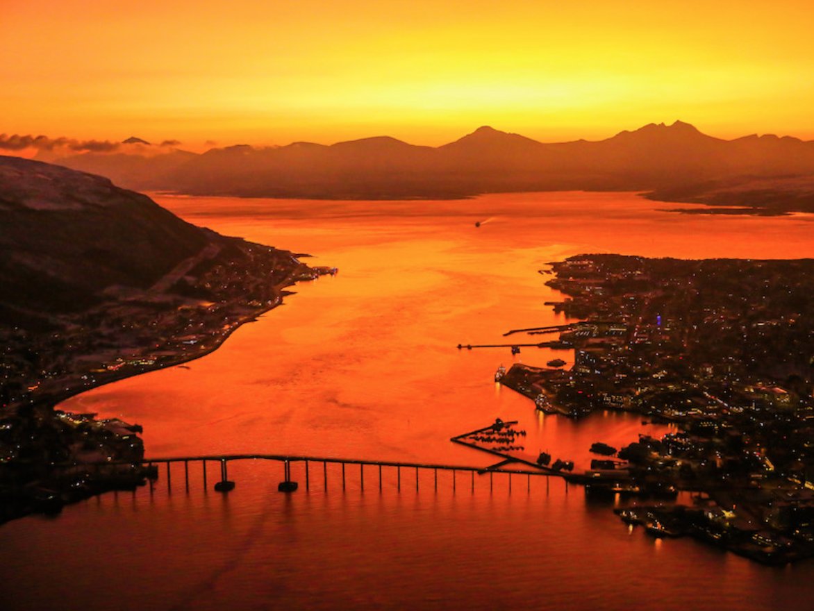 ArcticHoliday's tweet photo. Midnight Sun in Tromsø 🌅

Golden Hour, Every Hour… 

#MidnightSun #GoldenHour #Tromso #VisitNorway #BestOfNorway #Norway #TravelBlogger #ArcticTravel #ArcticHoliday #ArcticHolidays #TravelGuide #Nature #PicturePerfect #Travelholic #Travel #TravelBug https://t.co/XPiPKtz8Nt