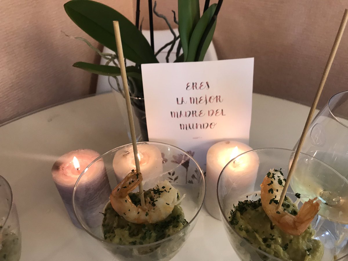 vinosconsolera's tweet photo. “Eres la mejor madre del mundo”!! Y hoy hemos intentado demostrárselo!! #Risotto de hongos by @karlos_arguinano y copa de Guacamole sobre patata y langostino con copa de  @ottobestue #Chardonnay y copa de @martini Rosso!! #madre #ama #mama https://t.co/h0orYyG8OY