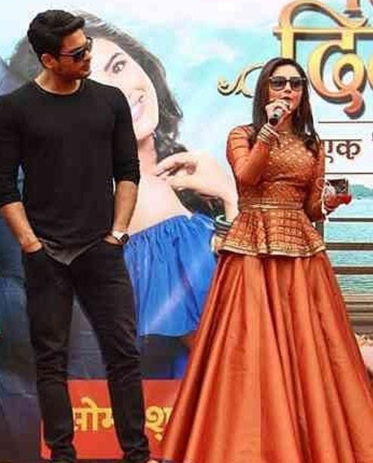 miss_frivolous_'s tweet photo. Can you identify the similarities in all the three pictures ? 😌

#DSDT Promotions
#GoldenPetalAwards 
#MSK 

#SidRa #PaRi
#SidharthShukIa #RashamiDesai https://t.co/bueNrL5SDx