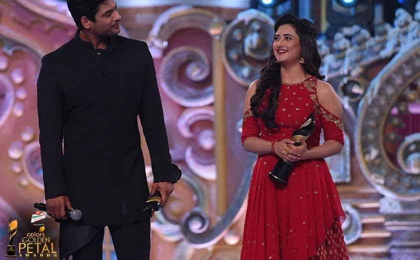 miss_frivolous_'s tweet photo. Can you identify the similarities in all the three pictures ? 😌

#DSDT Promotions
#GoldenPetalAwards 
#MSK 

#SidRa #PaRi
#SidharthShukIa #RashamiDesai https://t.co/bueNrL5SDx
