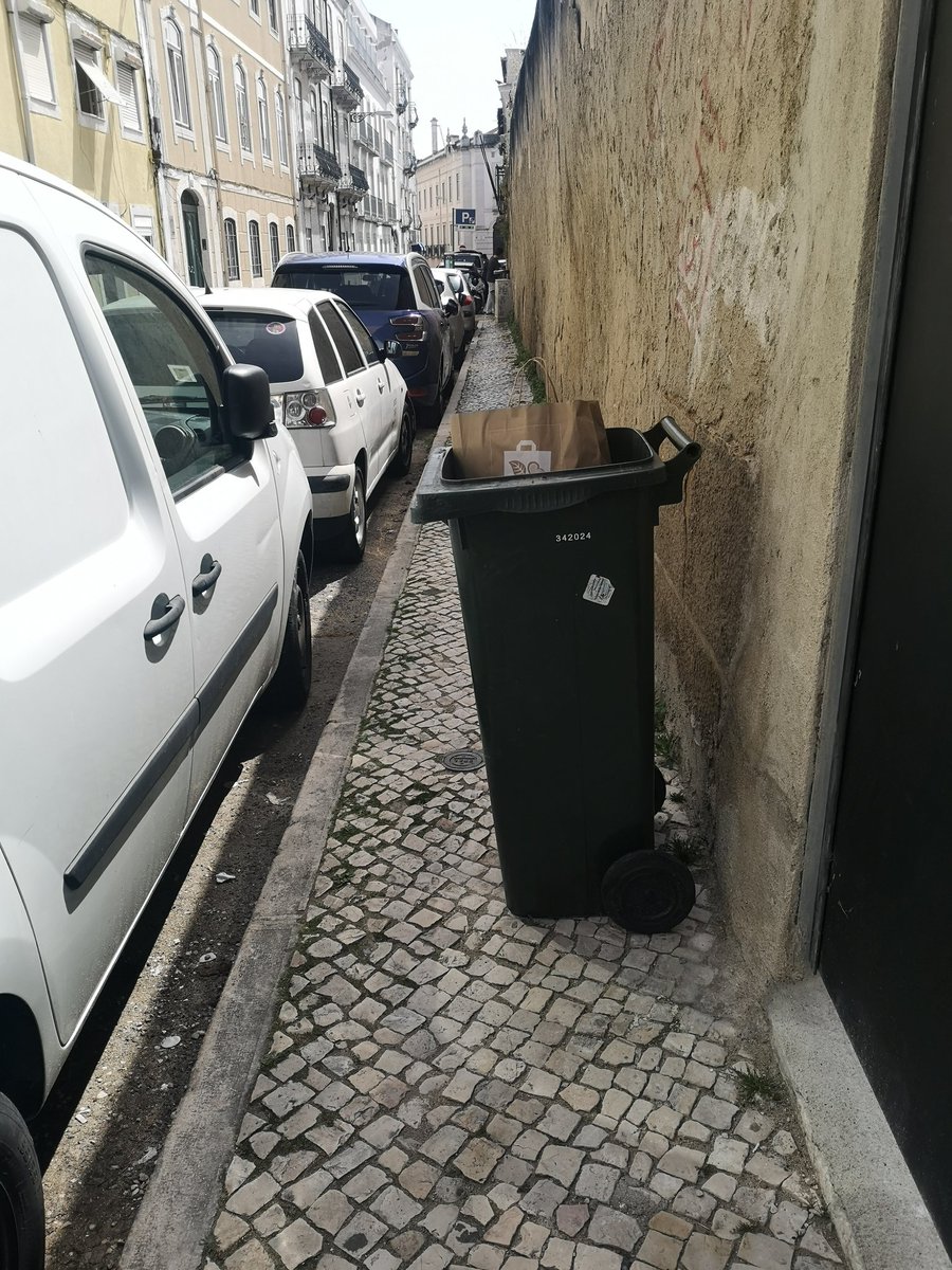 jjleiria's tweet photo. Passeios a fingir em Lisboa
#MaisEspaçoParaAsPessoas
#MoreSpaceForPeople
#LessSpaceForCars https://t.co/Jym1NAIotP