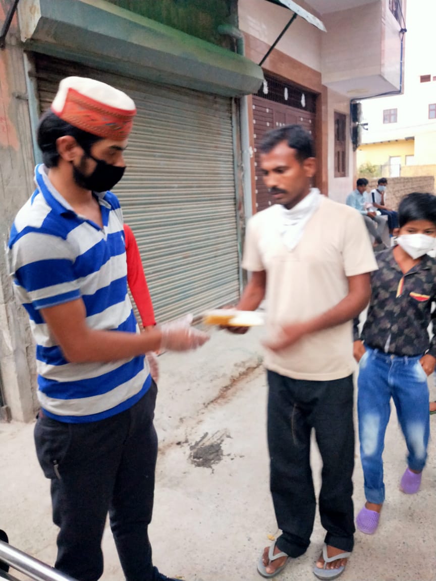 ccoi_1947's tweet photo. #CoronaCareByCCI 3rd May, 2020 
On request of @nishikant_dubey dinner packets distributed at #Burari  
#IndiaFightsCorona 
@PMOIndia @JPNadda @arjunrammeghwal @bharat_radhika @AmitPrakashRep @Sanjaygupta0702 @aroonpurie @sunetrac @sanjay11896 @rjraunac @Smita_Sharma @SafeApproach https://t.co/vpNAE1YcPb