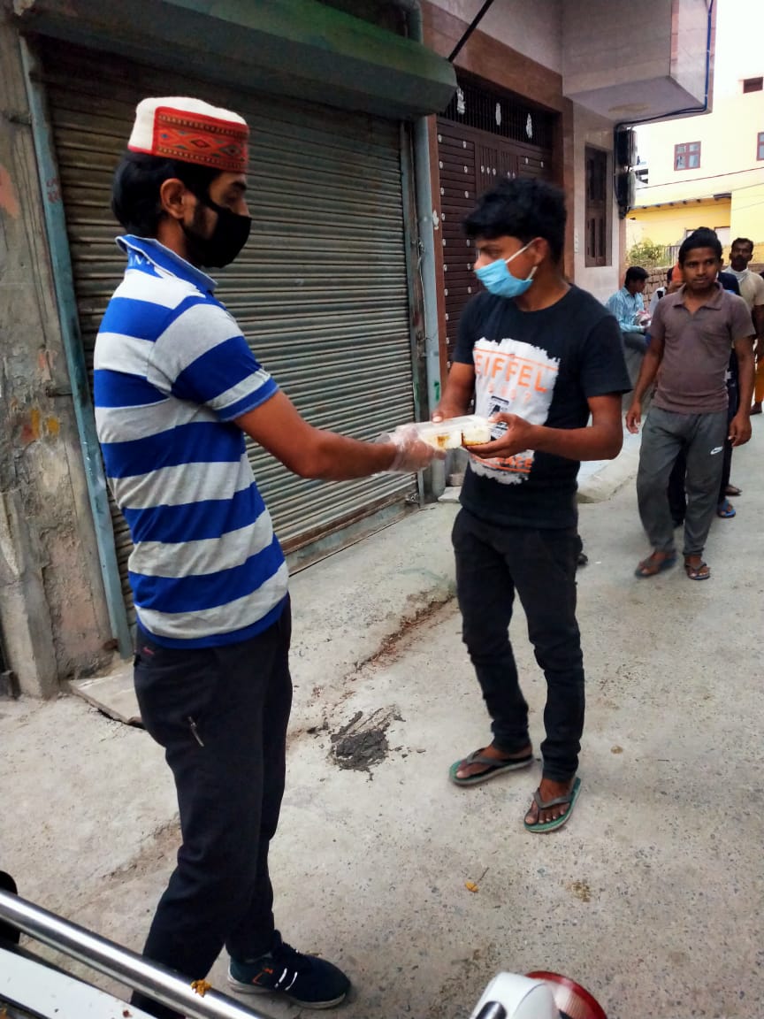 ccoi_1947's tweet photo. #CoronaCareByCCI 3rd May, 2020 
On request of @nishikant_dubey dinner packets distributed at #Burari  
#IndiaFightsCorona 
@PMOIndia @JPNadda @arjunrammeghwal @bharat_radhika @AmitPrakashRep @Sanjaygupta0702 @aroonpurie @sunetrac @sanjay11896 @rjraunac @Smita_Sharma @SafeApproach https://t.co/vpNAE1YcPb