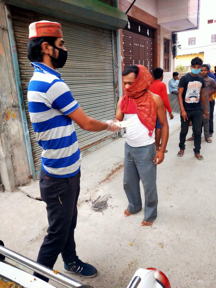 ccoi_1947's tweet photo. #CoronaCareByCCI 3rd May, 2020 
On request of @nishikant_dubey dinner packets distributed at #Burari  
#IndiaFightsCorona 
@PMOIndia @JPNadda @arjunrammeghwal @bharat_radhika @AmitPrakashRep @Sanjaygupta0702 @aroonpurie @sunetrac @sanjay11896 @rjraunac @Smita_Sharma @SafeApproach https://t.co/vpNAE1YcPb