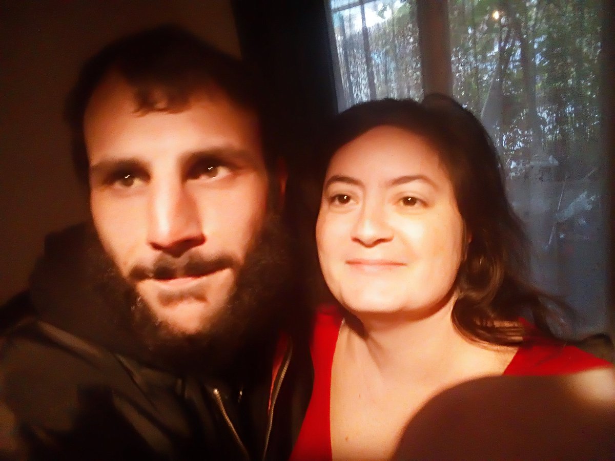 HGood4you's tweet photo. @LaRussiteQuoti1 Bon, cette photo n'est pas très jolie, mais pour moi c'est une réussite... J'ai bataillé plus de 9 ans pour que mon cher et tendre prenne une photo avec moi 😁 https://t.co/YFBZvEM4J7