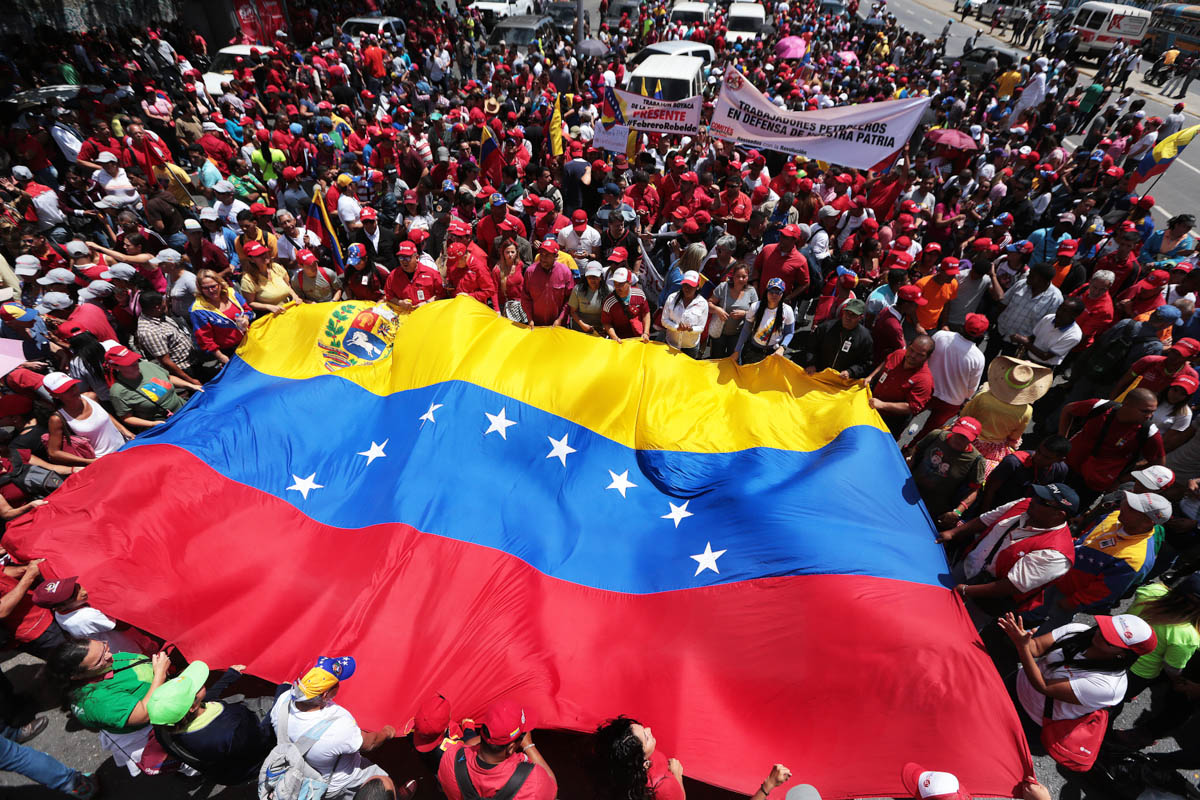 ErikaPSUV's tweet photo. ¡No podrán con la Furia Bolivariana! Nos mantenemos en alerta porque vamos a demostrarles en unión cívico-militar que con Venezuela no se mete nadie. Con unidad, disciplina y organización ¡Nosotros y nosotras, seguiremos venciendo! https://t.co/Iz80KTr74v