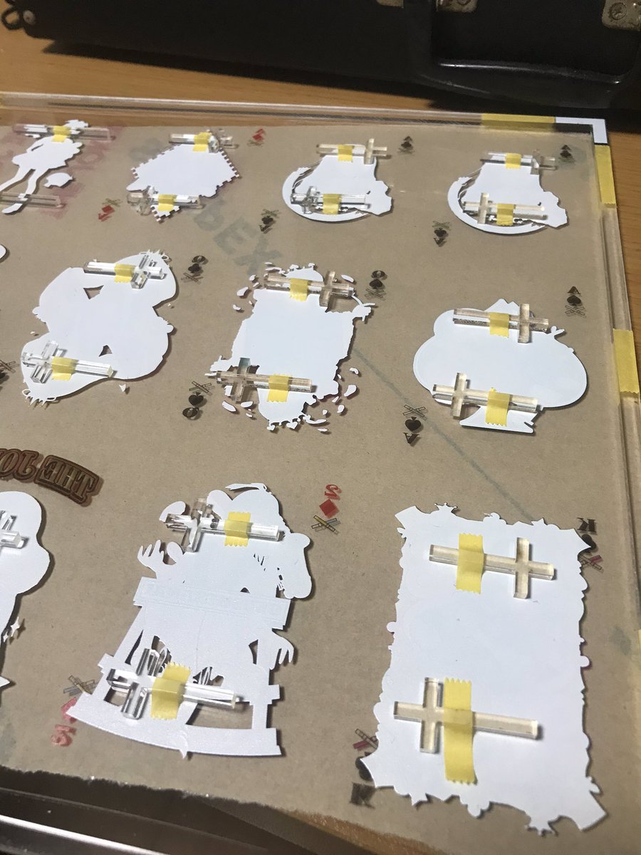 えびてんとふしぎな図書館 テロップキーホルダーの作り方を聞かれるので軽く説明 使用ソフトは基本的にイラストレーター イラレじゃなくてもベクターデータをいじることが出来れば可 拡大縮小しても画像が粗くならないようにペジェ化が基本です コメント
