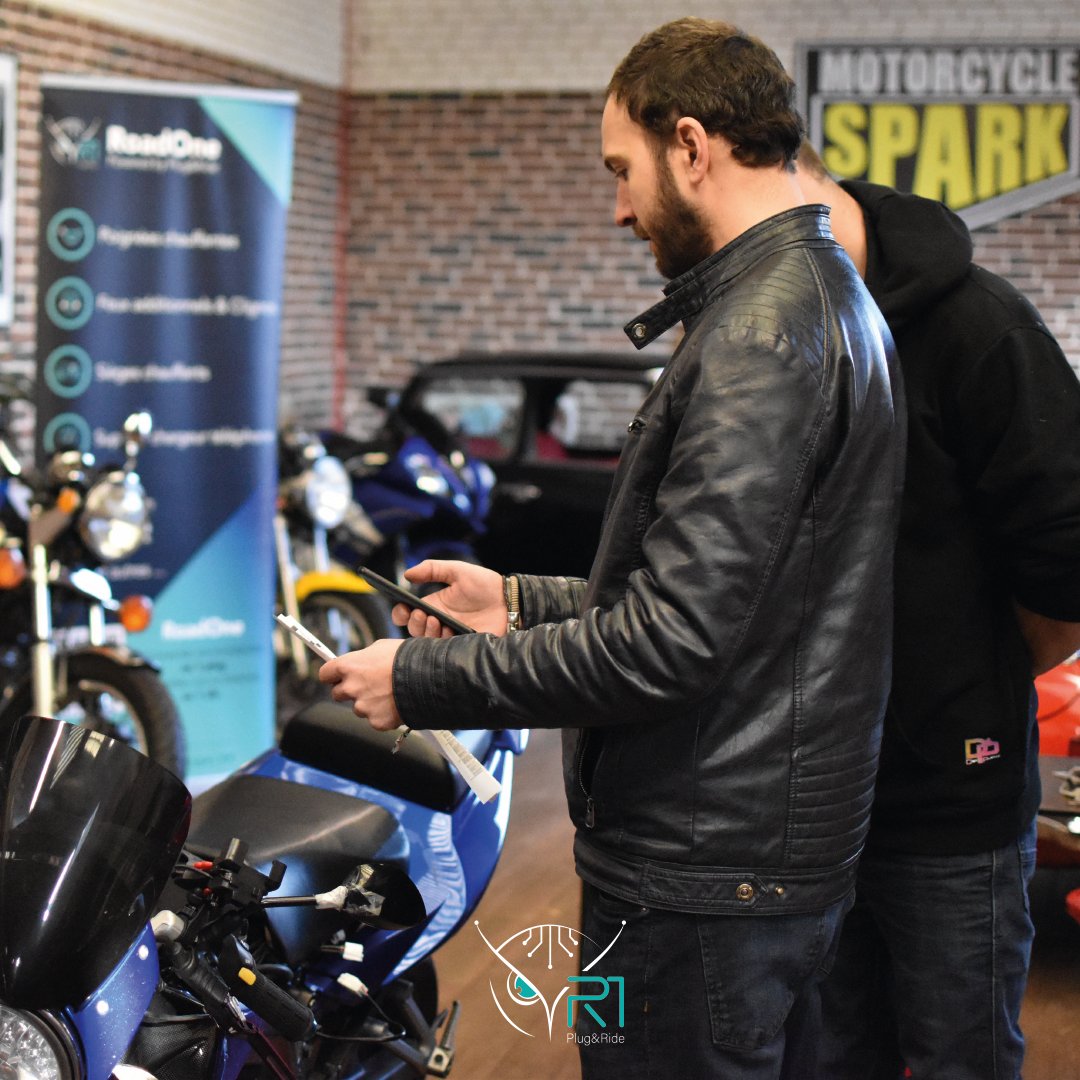 📸 Thomas GUIBERT, fondateur et créateur de Plug&amp;Ride, en pleine démo du #RoadOne chez notre partenaire Spark Motorcycle !