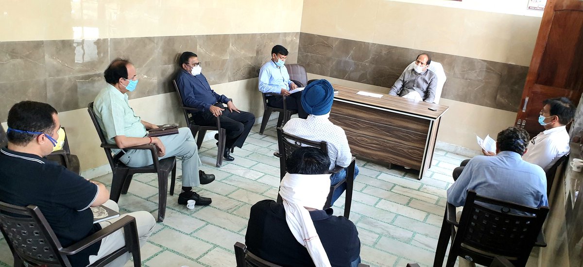 आज जनपद शामली के जिला गन्ना अधिकारी व जनपद की चीनी मिल शामली, ऊन एवं थानाभवन के यूनिट हेड/महाप्रबंधक गन्ना के साथ बैठक कर गन्ना भुगतान में तेजी लाने, केनयार्ड में सोशल डिस्टेनसिंग व सम्पूर्ण पेराई क्षमता पर मिलों का संचालन कर समस्त गन्ने की पेराई सुनिश्चित करने के निर्देश दिए।