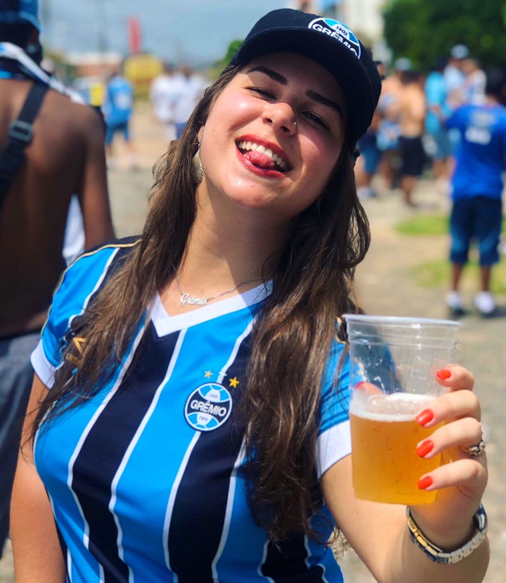 😝 pra quem diz que é só futebol. 

'Um sentimento, não trate de entendê-lo...'
.
.
#grêmio #gfbpa #épurosentimento #loucurasemcura #avidapelastrêscores #mulhergremista #mulhernoestadio #apaixonadaporfutebol #pictureoftheday #photomemories