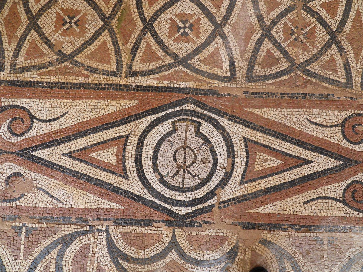 rubsmontoya's tweet photo. The 4th c. AD #Roman villa of La Dehesa in Cuevas de #Soria had a residential area with at least 30 spaces, 11 of them with #apses, and was richly paved with #mosaics. The repetition of one motif in the mosaics, also marking the access to the largest space in the villa, ... (1/3) https://t.co/d19rqUU4FV