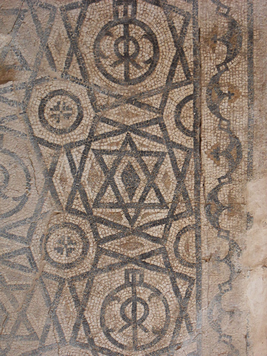 rubsmontoya's tweet photo. The 4th c. AD #Roman villa of La Dehesa in Cuevas de #Soria had a residential area with at least 30 spaces, 11 of them with #apses, and was richly paved with #mosaics. The repetition of one motif in the mosaics, also marking the access to the largest space in the villa, ... (1/3) https://t.co/d19rqUU4FV