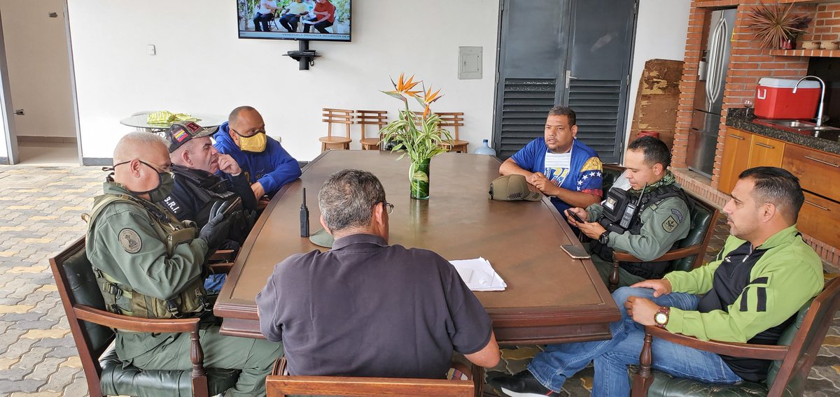 Equipo político de La Guaira, en plena unión cívico-militar junto al PSUV, coordinan acciones para mantener la paz en nuestro territorio.

#LaFuriaBolivarianaEnAcción
#VenezuelaInexpugnable